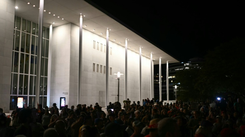 "Pas touche au Kennedy Center": &agrave; Washington, une cha&icirc;ne humaine face aux assauts de Trump