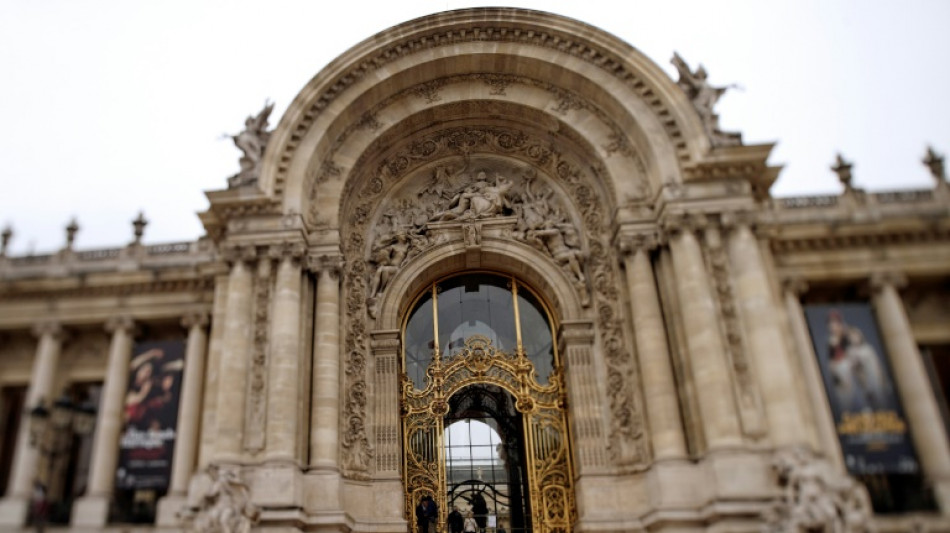 Origens brit&acirc;nicas da alta-costura s&atilde;o reveladas em Paris