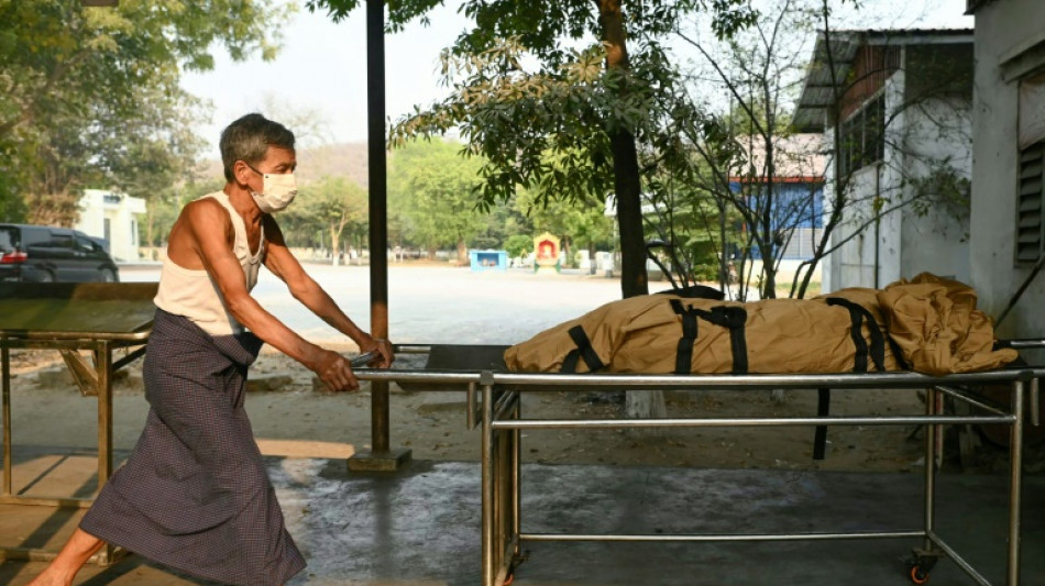 El "trabajo noble" de los crematorios budistas tras el terremoto de Birmania