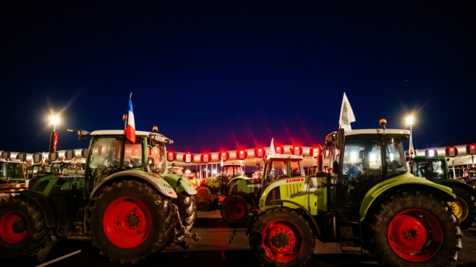 Attal visite une ferme, des agriculteurs promettent un "si&egrave;ge" de Paris