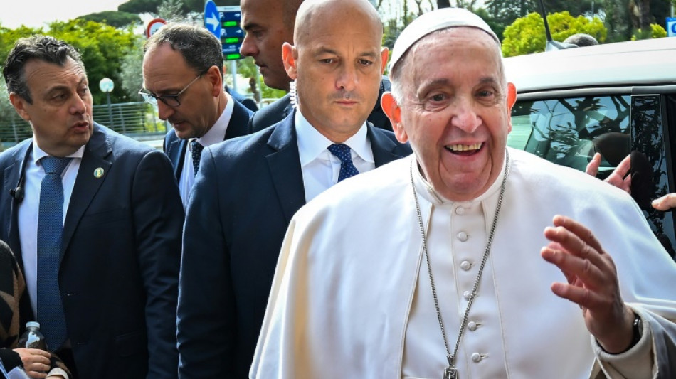 El papa preside el Domingo de Ramos tras su hospitalizaci&oacute;n
