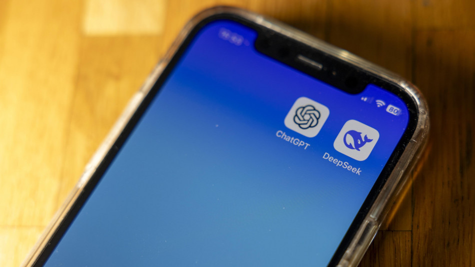 Anche i chatbot soffrono di afasia, parlano bene ma inventano