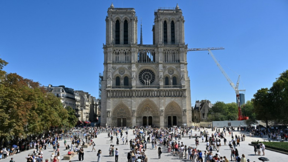 Torres de Notre Dame reabrem ap&oacute;s o inc&ecirc;ndio
