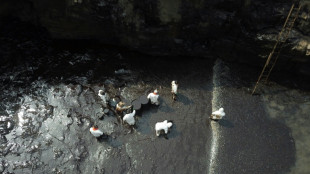 Carrera contrarreloj en playas de Per&uacute; para retirar crudo derramado