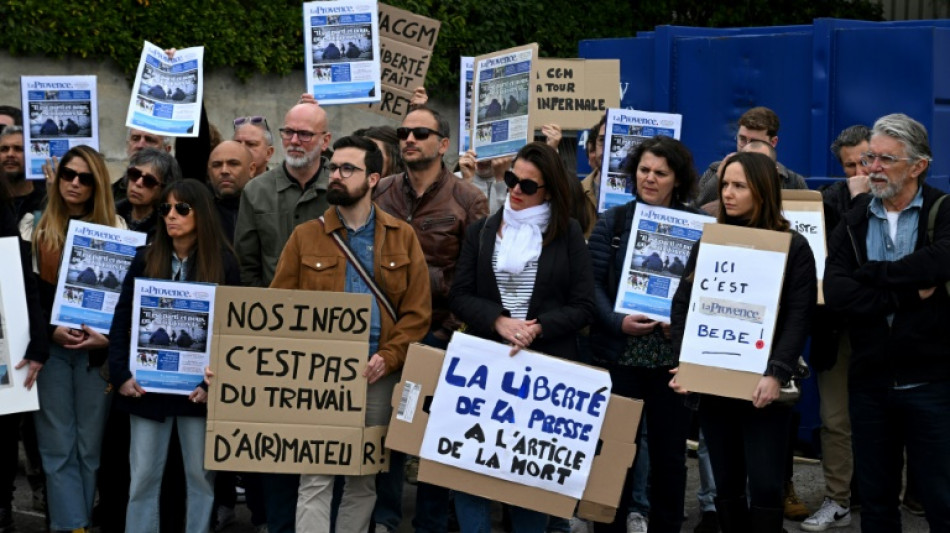 Rassemblement devant La Provence apr&egrave;s la crise li&eacute;e &agrave; une Une sur la visite de Macron