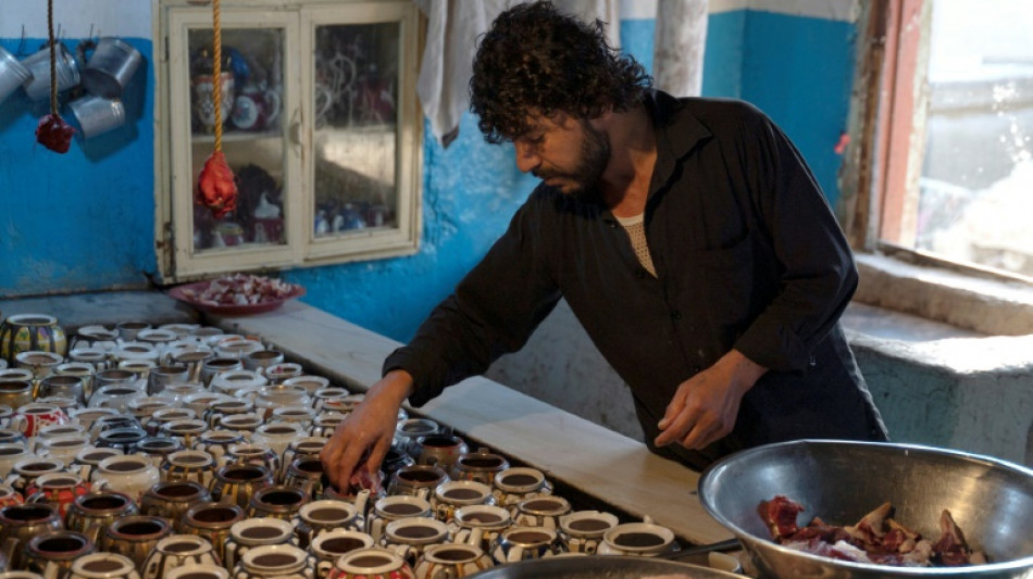 Teteras exhalan olor a cordero en plato tradicional en Afganist&aacute;n