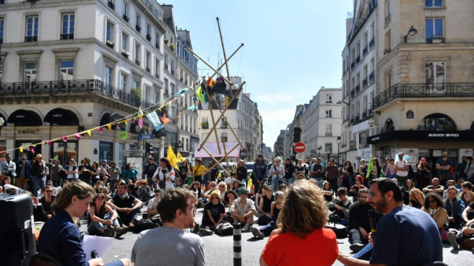 Los ecologistas de Extinction Rebellion se instalan en el centro de Par&iacute;s
