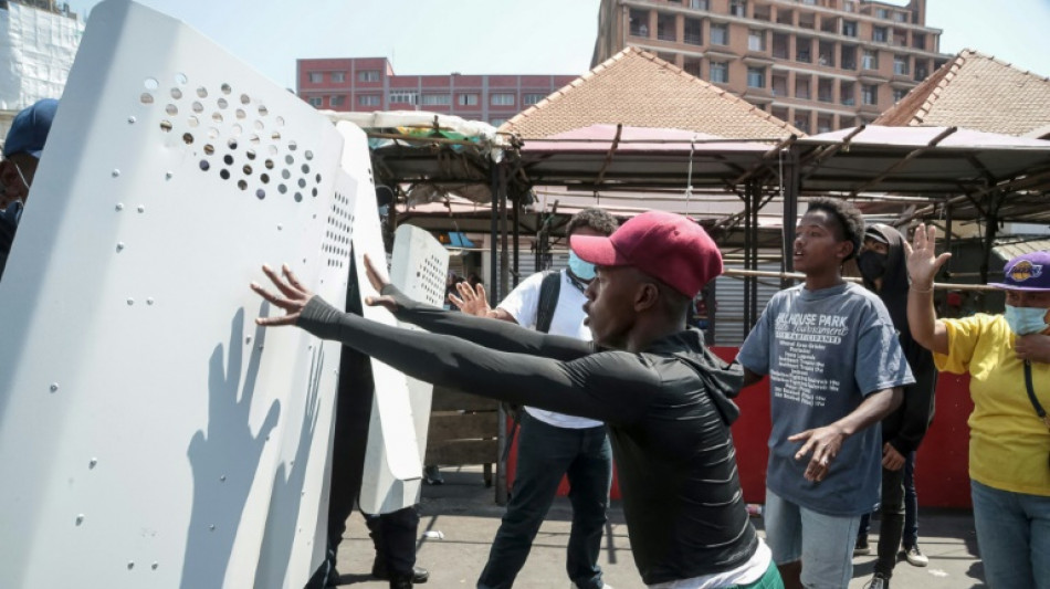 Madagascar: incendies, gaz lacrymog&egrave;nes et foule en col&egrave;re contre le pouvoir dans la capitale