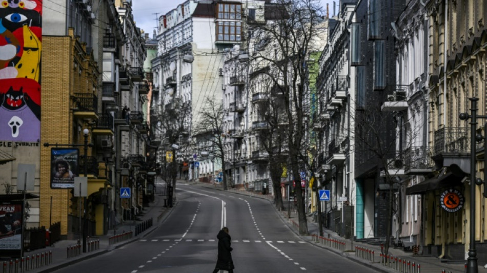 El nuevo d&iacute;a a d&iacute;a de Kiev, entre puestos de control y toque de queda