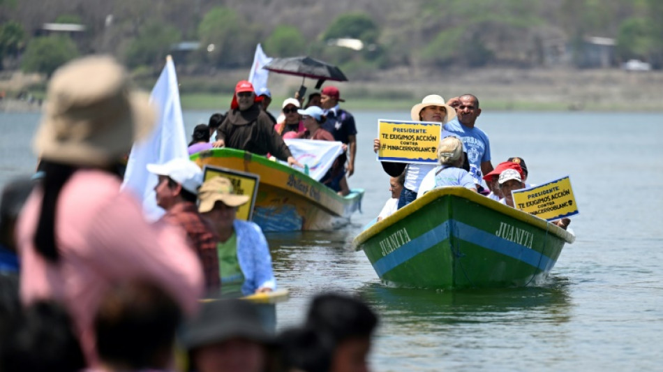 "No a la miner&iacute;a": navegan lago fronterizo en protesta contra mina guatemalteca 