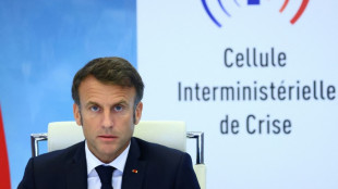 Macron aupr&egrave;s de policiers parisiens apr&egrave;s plusieurs nuits d'&eacute;meutes