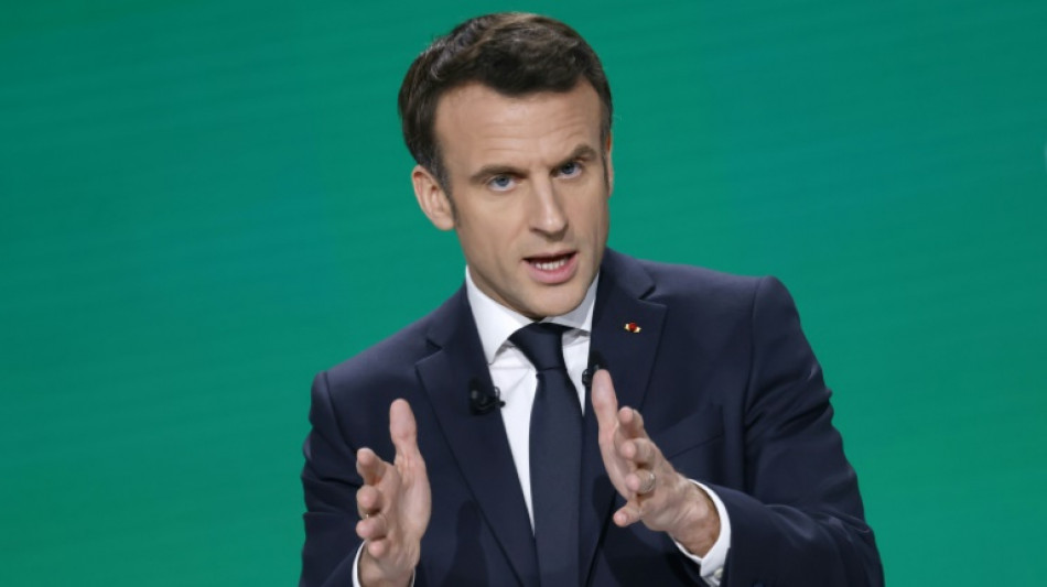 Pr&eacute;sidentielle: Macron d&eacute;fend son projet, P&eacute;cresse s'en d&eacute;marque
