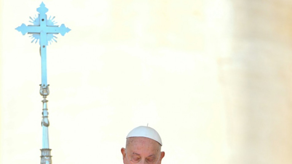 El papa Francisco, "contento" de salir y encontrar gente, sigue en convalecencia