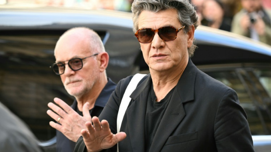 Foule en noir pour les obsèques d'Ardisson à Paris