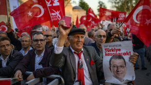 Decenas de miles de personas se manifiestan en Estambul en apoyo al alcalde detenido