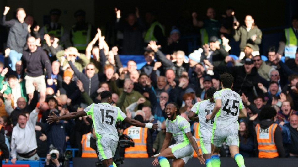 Angleterre: Manchester City mate Chelsea (3-0) et peut croire au titre