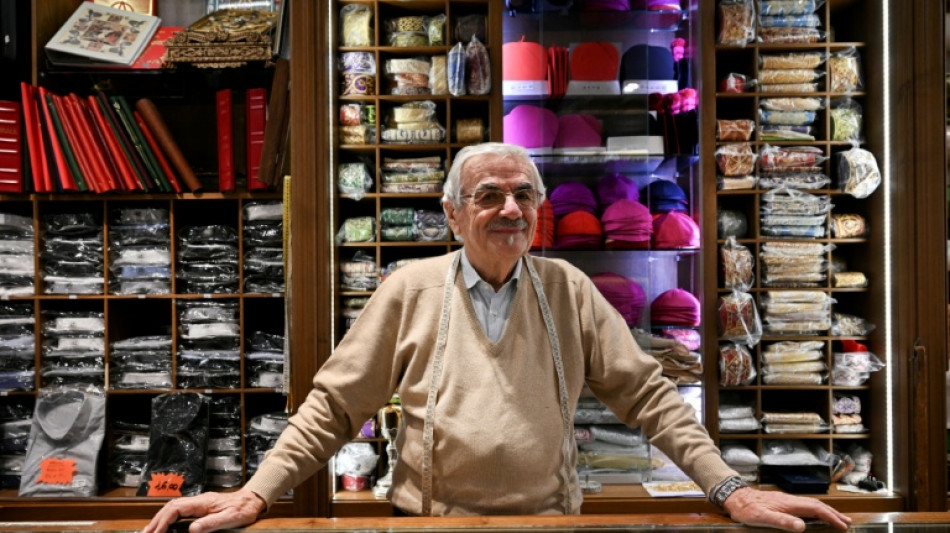 Batailles de soutanes: qui habillera le nouveau pape?