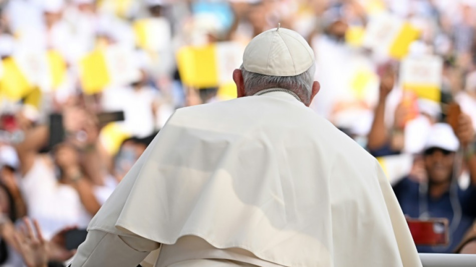 El papa celebra misa en Bar&eacute;in y familias de condenados a muerte piden su apoyo