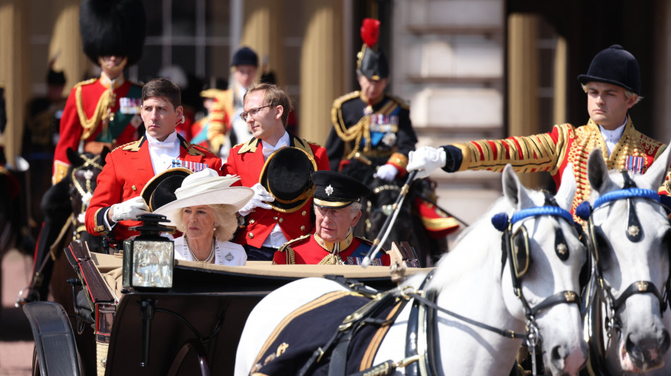 Re Carlo alla parata di Trooping the Colour, lutto per Air India