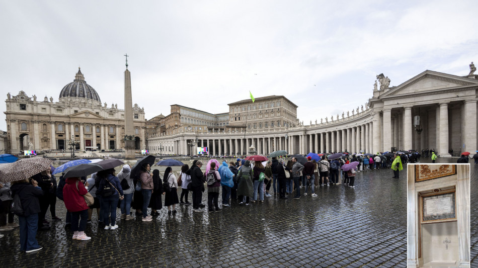 Finora 150mila persone per omaggio al Papa