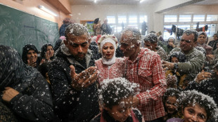 Gaza: dans une &eacute;cole de Rafah, un mariage pour c&eacute;l&eacute;brer "la vie malgr&eacute; la mort"