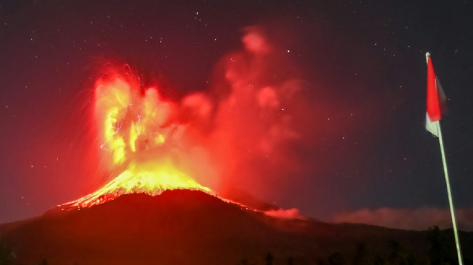 Un volc&aacute;n indonesio emite una columna de ceniza de 10 kil&oacute;metros
