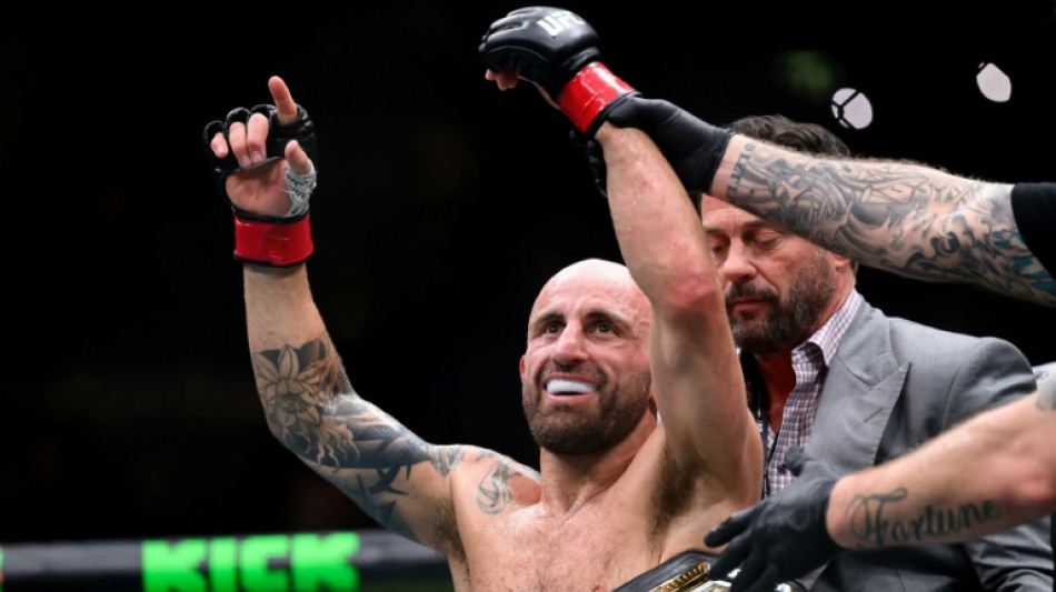 Volkanovski beats Lopes in rematch to defend UFC featherweight title