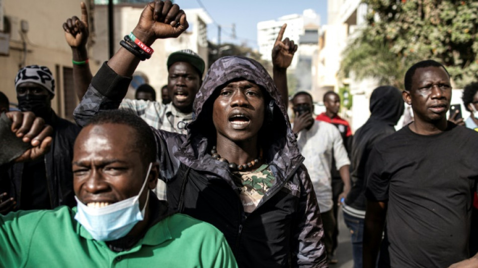Crise au S&eacute;n&eacute;gal: l'opposition crie au "coup d'Etat constitutionnel" mais accuse le coup