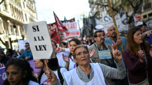 M&eacute;dicos y universitarios protestan contra vetos de Milei en Argentina