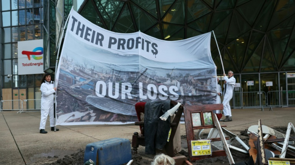 Greenpeace d&eacute;pose des d&eacute;bris symboles de la crise climatique devant TotalEnergies