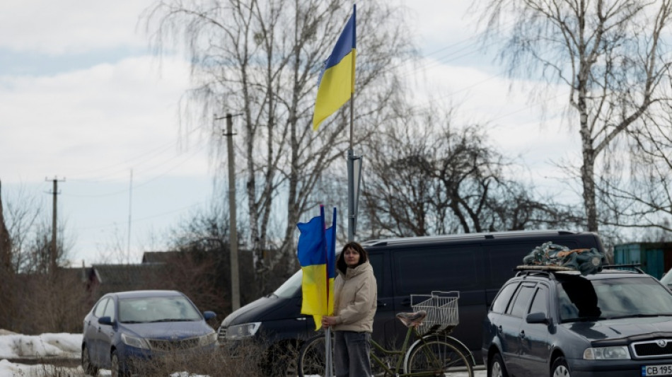 Ucranianos recebem seus prisioneiros de guerra &agrave; beira da estrada