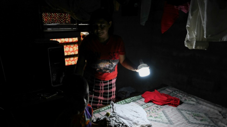 Permuta, pouco combust&iacute;vel e servi&ccedil;os em ru&iacute;nas: a vida dentro da Venezuela