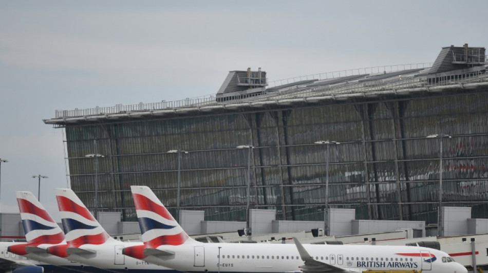 Cierre del aeropuerto londinense de Heathrow por incendio causa perturbaciones en tr&aacute;fico mundial