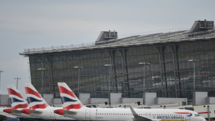 Cierre del aeropuerto londinense de Heathrow por incendio causa perturbaciones en tr&aacute;fico mundial
