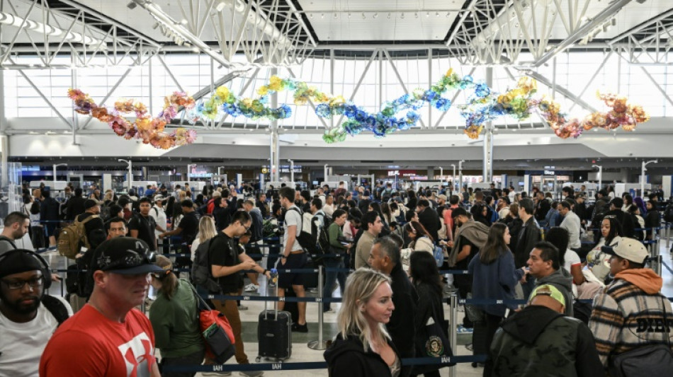 Paralisação orçamentária nos EUA: milhares de voos cancelados e um sinal de esperança