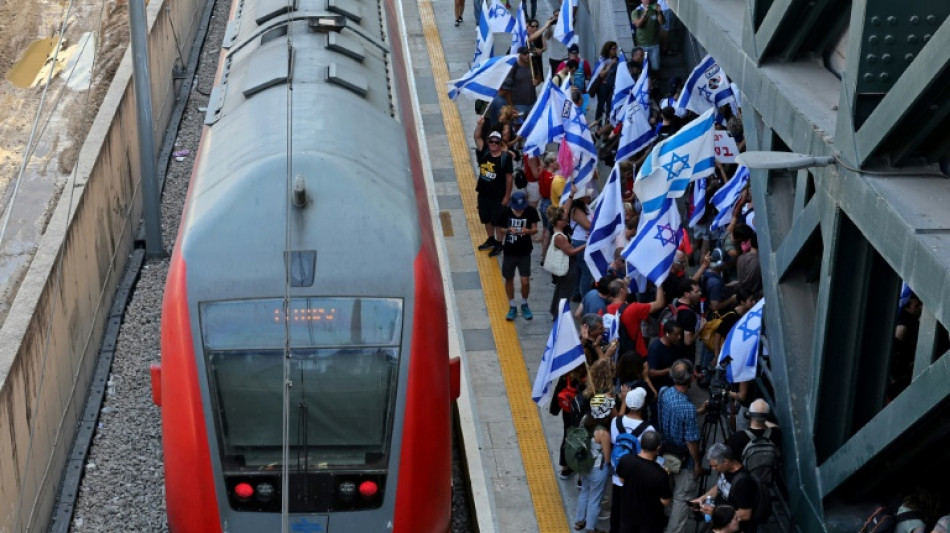 Milhares de israelenses bloqueiam esta&ccedil;&otilde;es e estradas contra reforma judicial