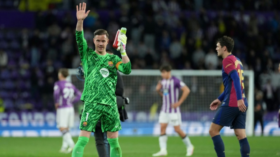 Ter Stegen se entende com diretoria e volta a ser capit&atilde;o do Barcelona