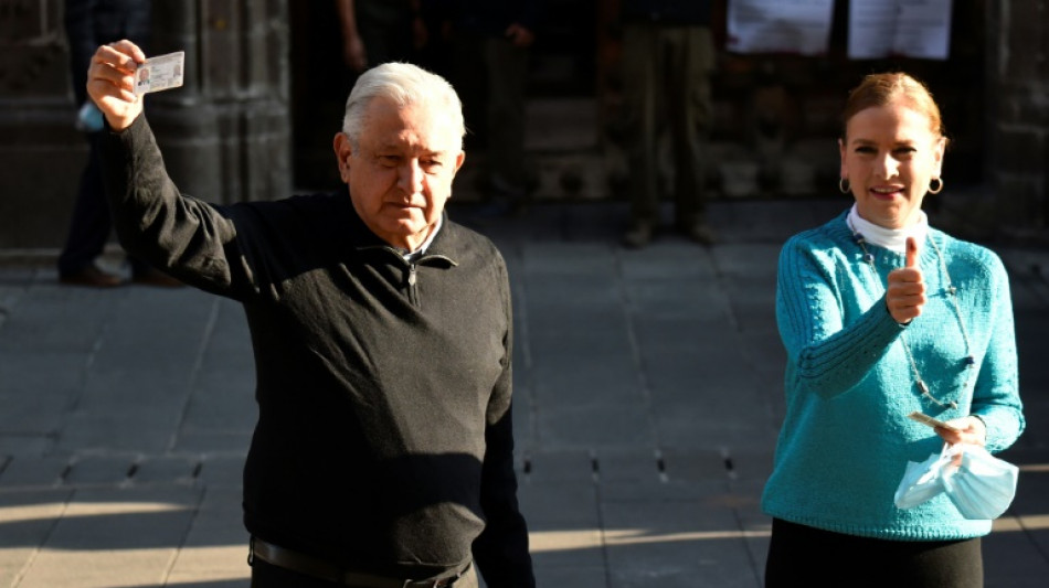 R&eacute;f&eacute;rendum au Mexique: Lopez Obrador restera pr&eacute;sident, faible participation