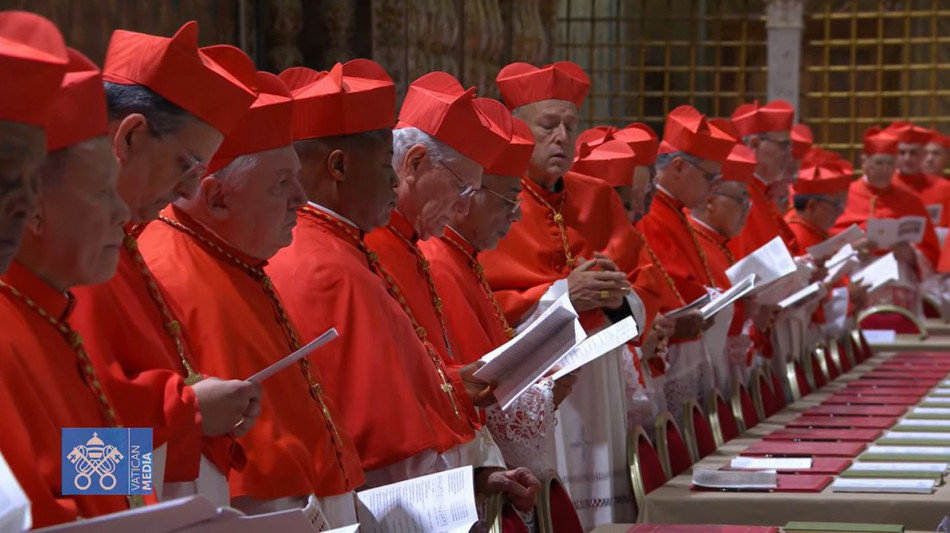 I cardinali nella Sistina, giurano fedelt&agrave; e segretezza