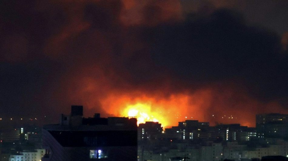 Trump amenaza con golpear "muy fuertemente" Ir&aacute;n, que rechaza rendirse