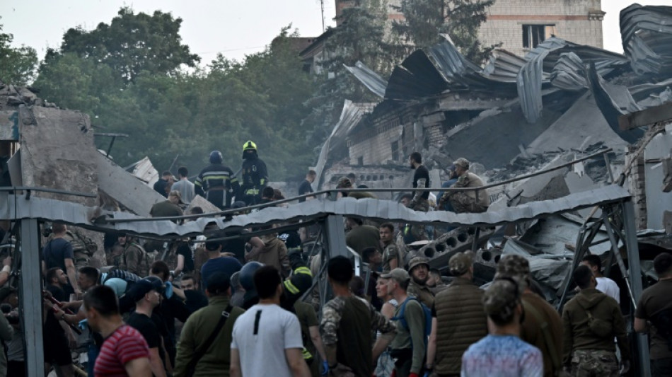 Poeira, morte e escombros ap&oacute;s m&iacute;ssil atingir restaurante na Ucr&acirc;nia