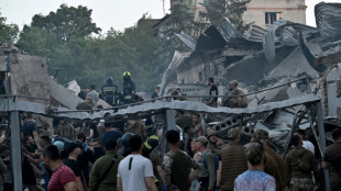 Poeira e escombros ap&oacute;s um m&iacute;ssil atingir um restaurante na Ucr&acirc;nia
