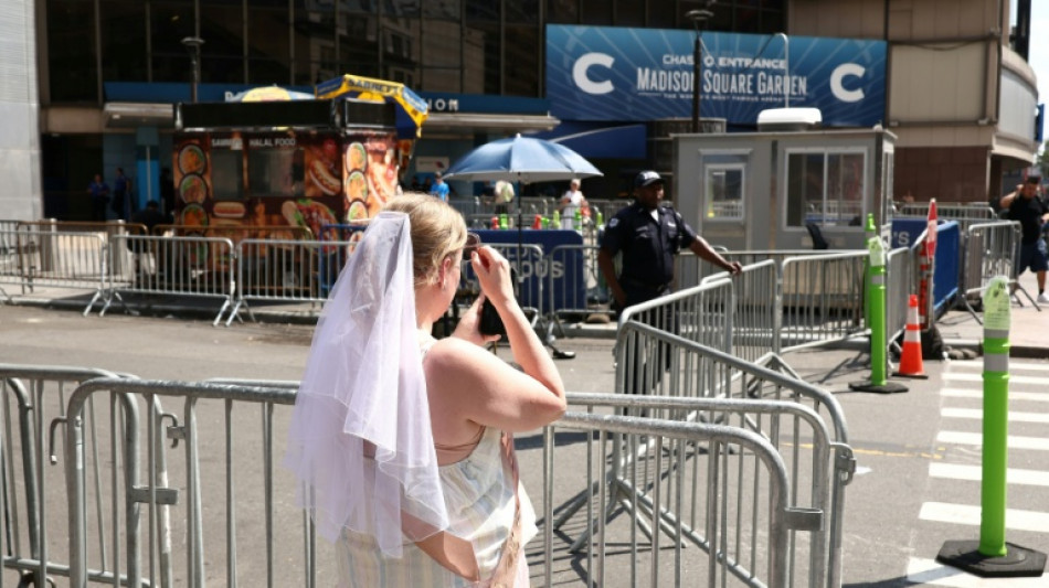 Fans de Taylor Swift pagan 25 d&oacute;lares por basura recogida despu&eacute;s de su boda
