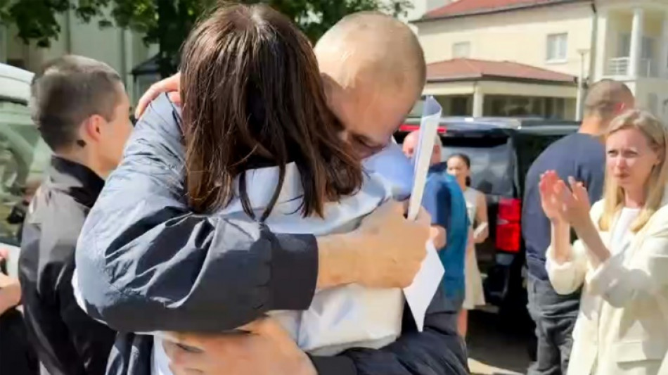 Líder da oposição bielorrussa Tikhanovsky é libertado após cinco anos de prisão