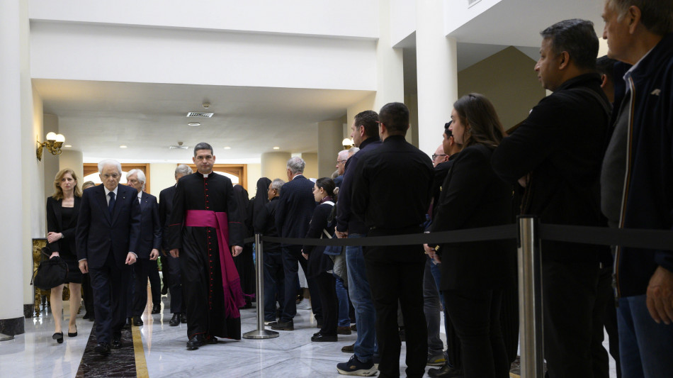 Mattarella in basilica San Pietro, rende omaggio al Papa