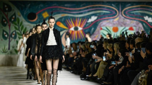 Dior e Schiaparelli revisitam cl&aacute;ssicos da alta-costura em Paris