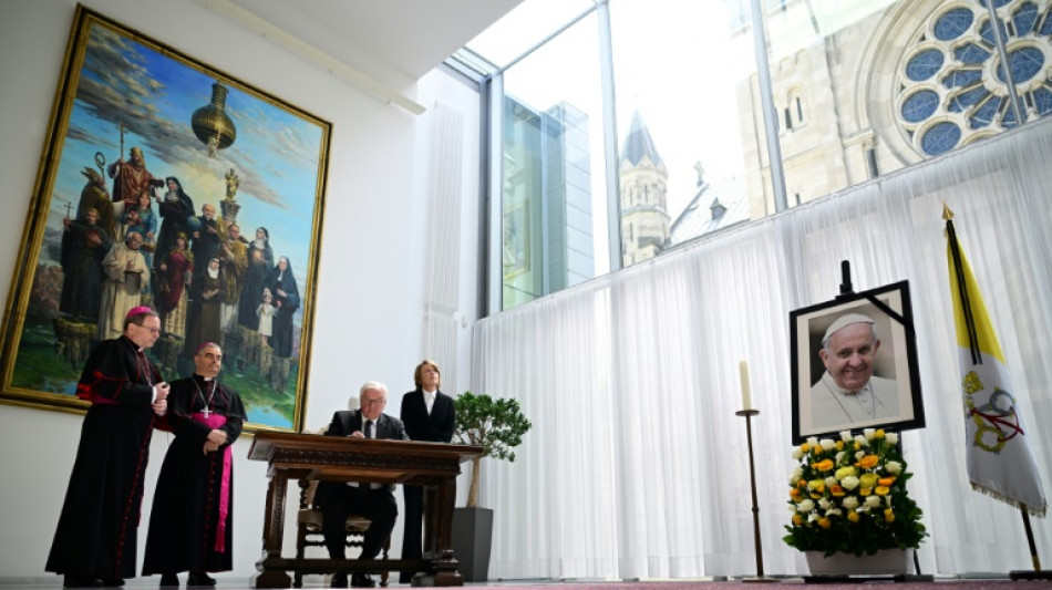 Steinmeier tr&auml;gt sich in Kondolenzbuch f&uuml;r verstorbenen Papst ein