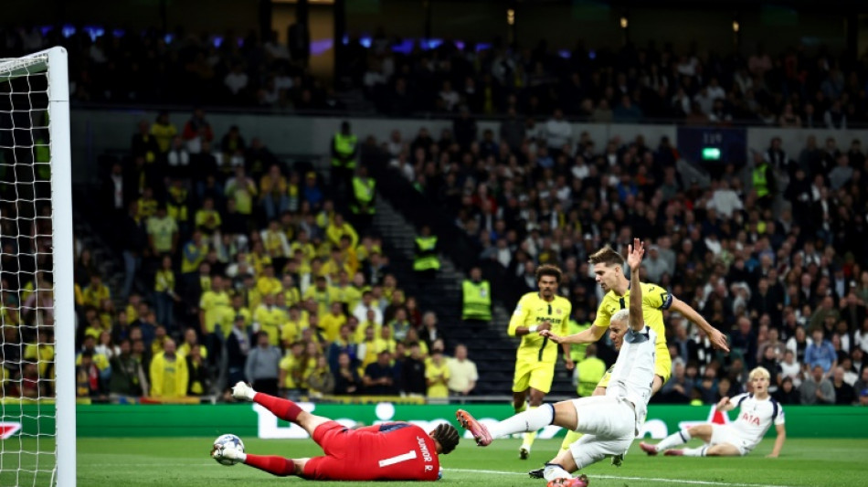 Tottenham vence Villarreal (1-0) com falha de goleiro brasileiro na 1ª rodada da Champions