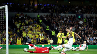 Tottenham vence Villarreal (1-0) com falha de goleiro brasileiro na 1ª rodada da Champions