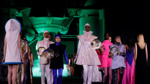 Au pied d'une fus&eacute;e, d&eacute;fil&eacute; hommage &agrave; Pierre Cardin 